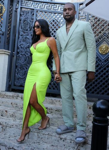 Kim-Kardashian-and-Kanye-West-stop-for-Ice-Cream-and-show-plenty-of-PDA-in-South-Beach